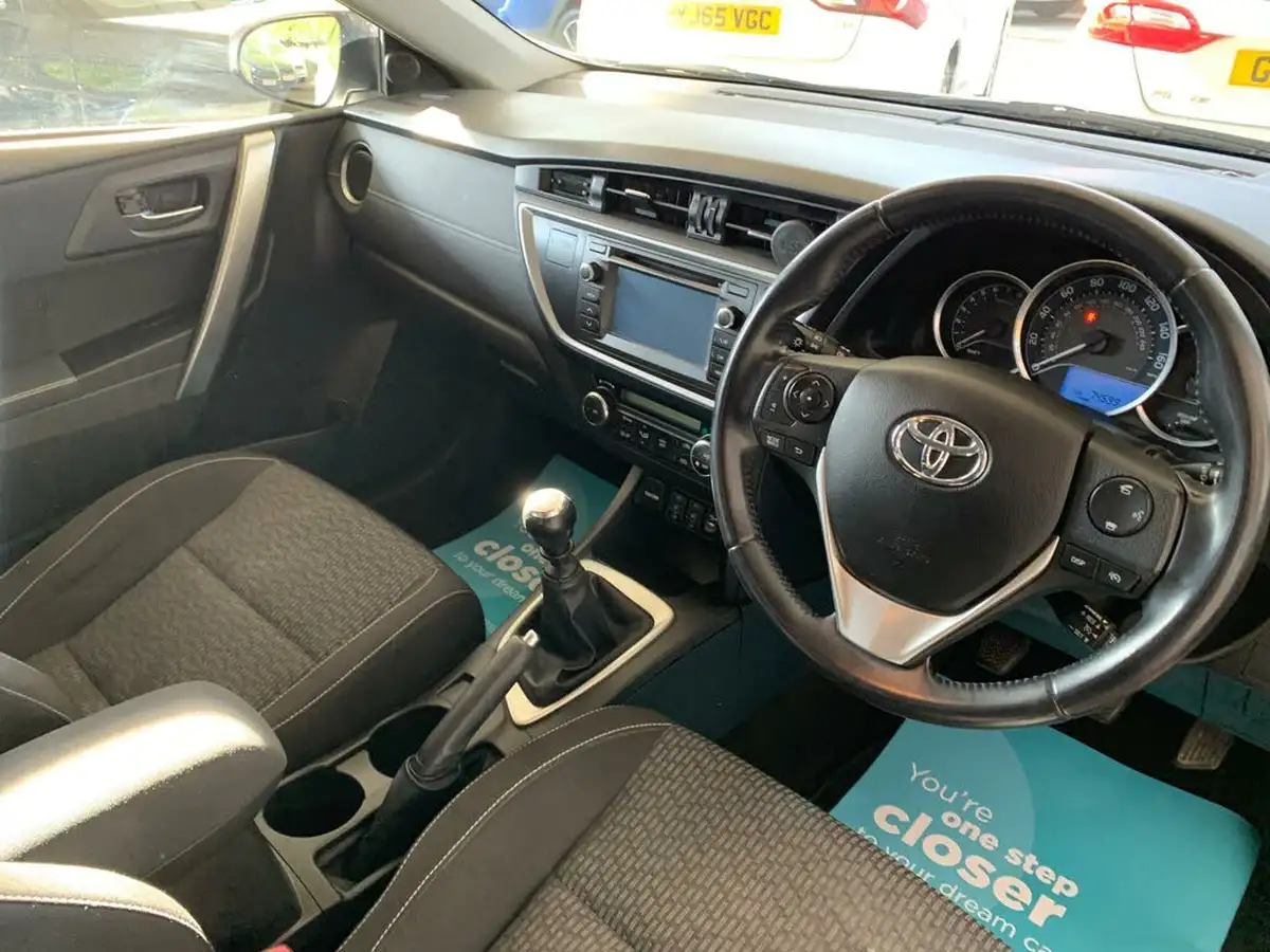 2015-toyota-auris-16-icon-plus-hatchback-big-11