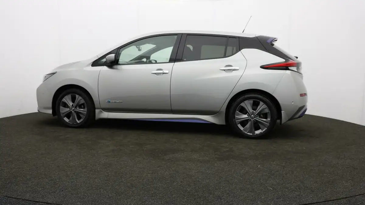 2019-nissan-leaf-e-tekna-big-63