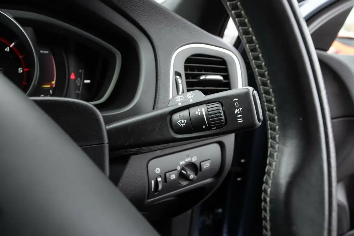 2019-volvo-v40-20td-d2-r-design-nav-plus-big-19