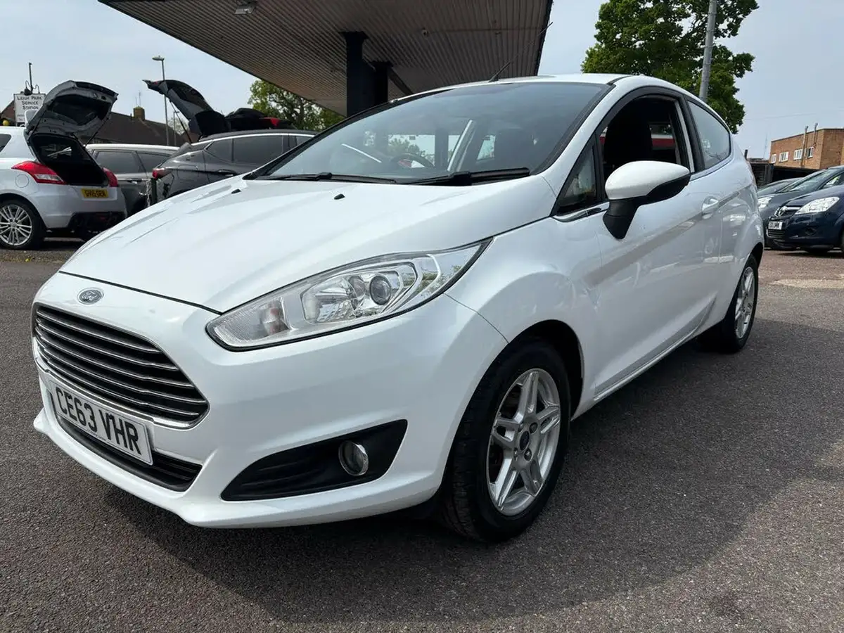 2013-ford-fiesta-10-zetec-80ps-ss-3d-big-2