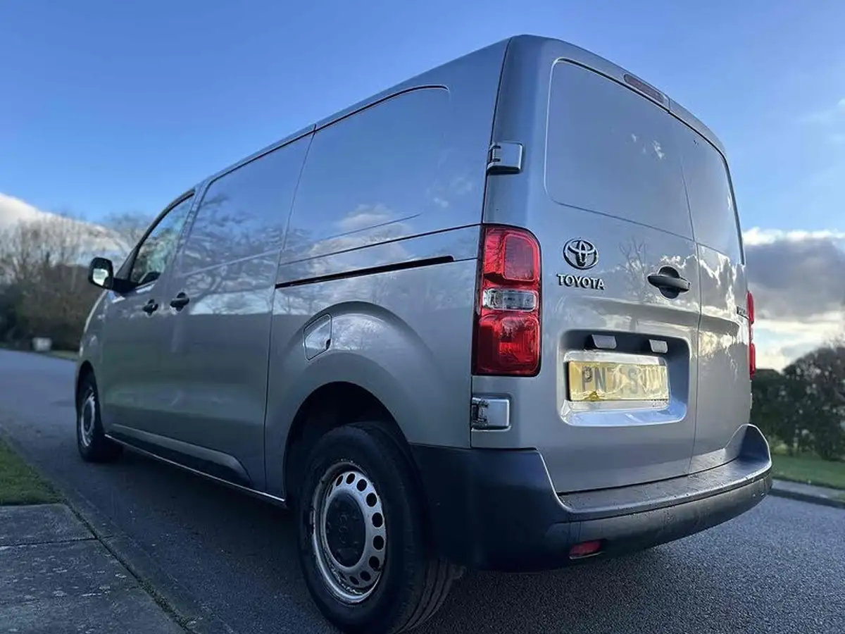 2021-toyota-proace-20d-active-medium-120hpeu6dt-e-panel-big-7