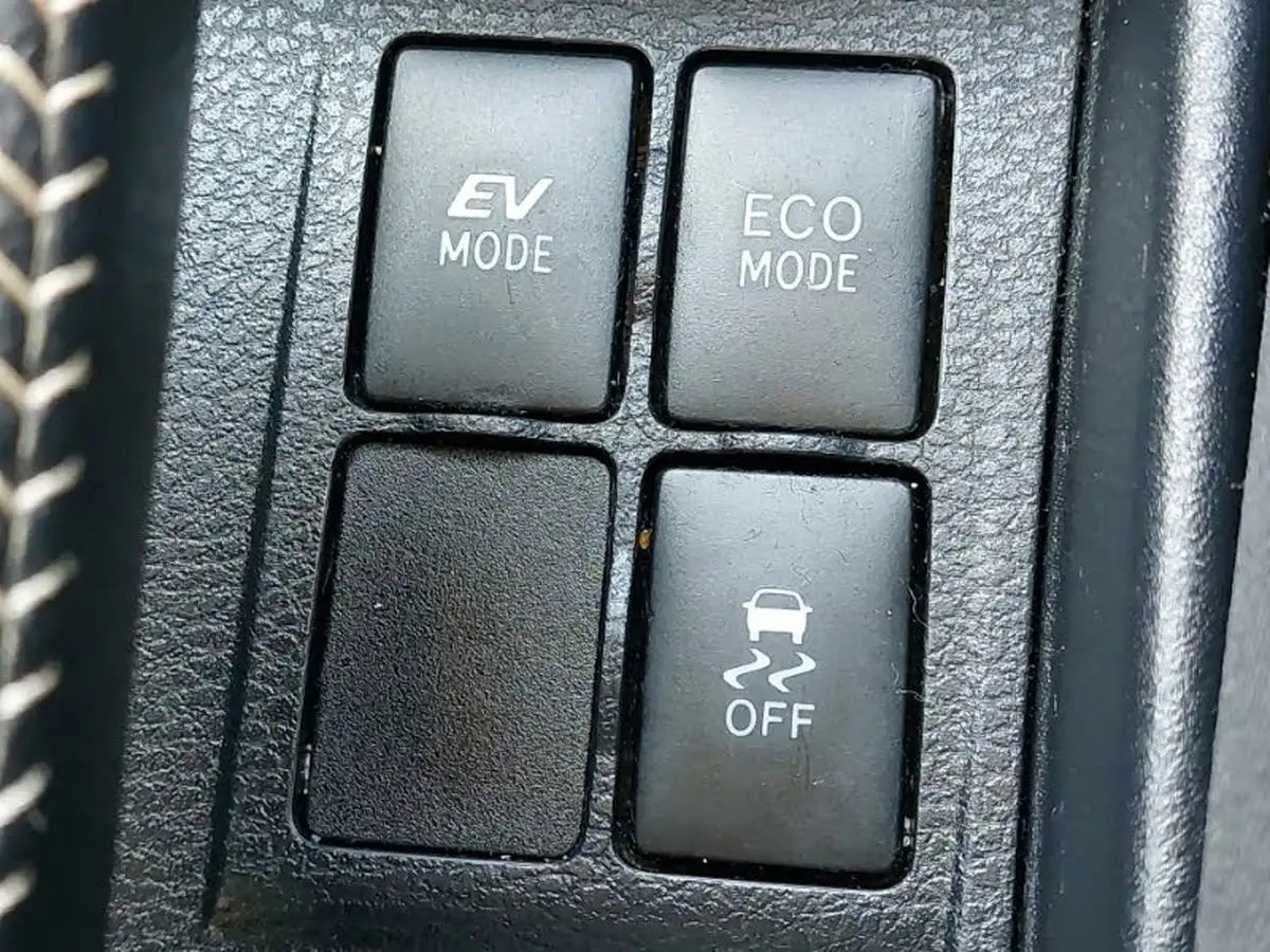 2015-toyota-yaris-15-vvt-i-sport-hybrid-big-3