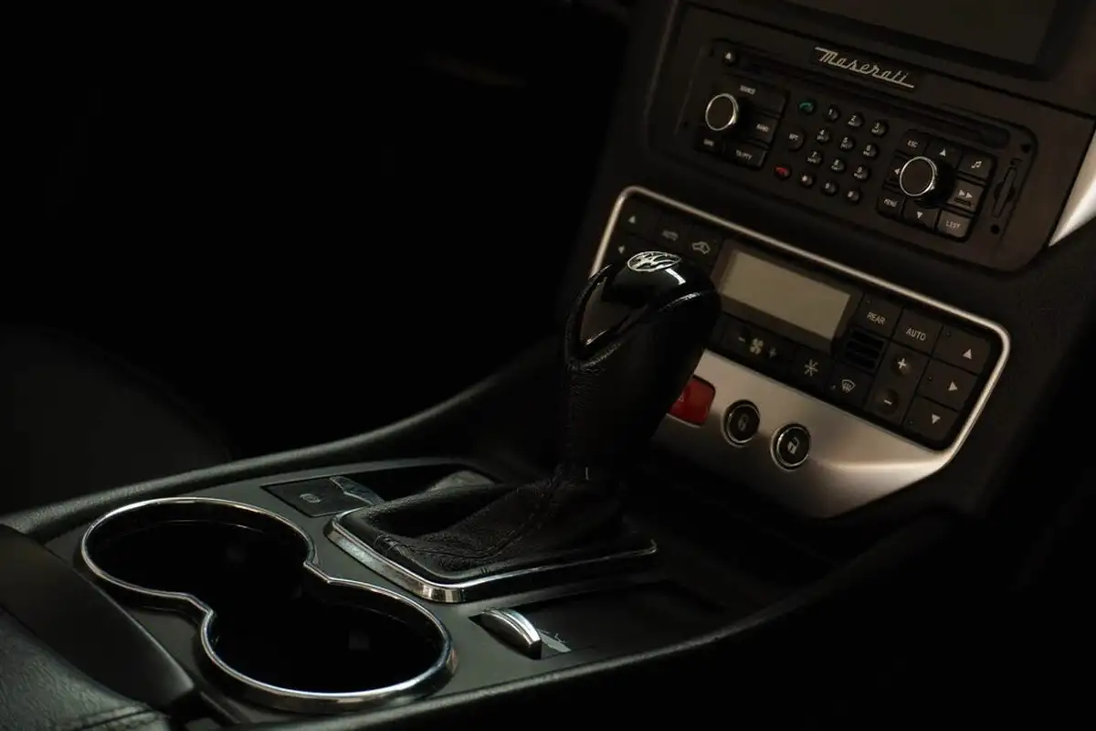 2010-maserati-grancabrio-47-big-26