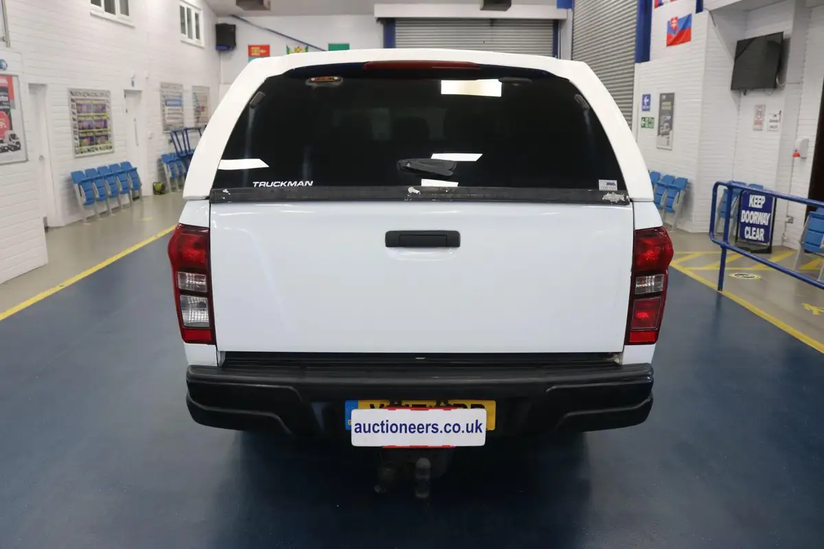 2017-isuzu-d-max-25td-4x4-double-pickup-big-5