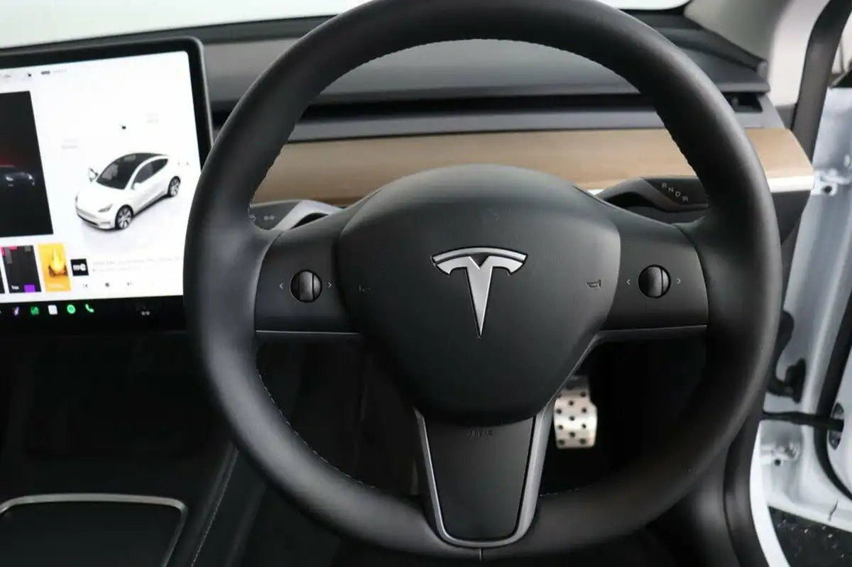 2024-tesla-model-y-e-rwd-big-29
