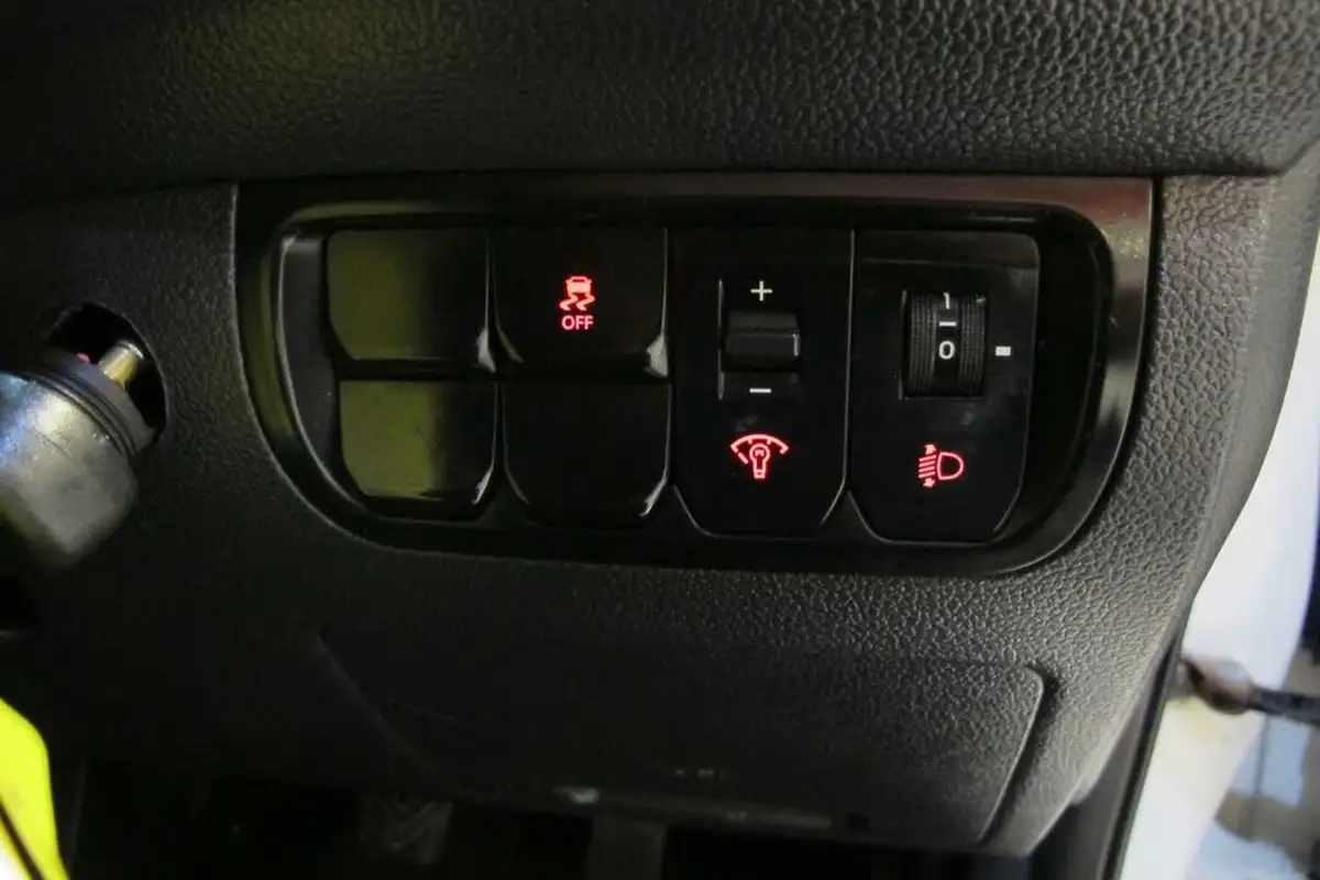 2012-kia-rio-125-2-5d-big-17