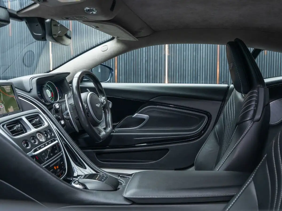 2019-aston-martin-db11-40-v8-big-36