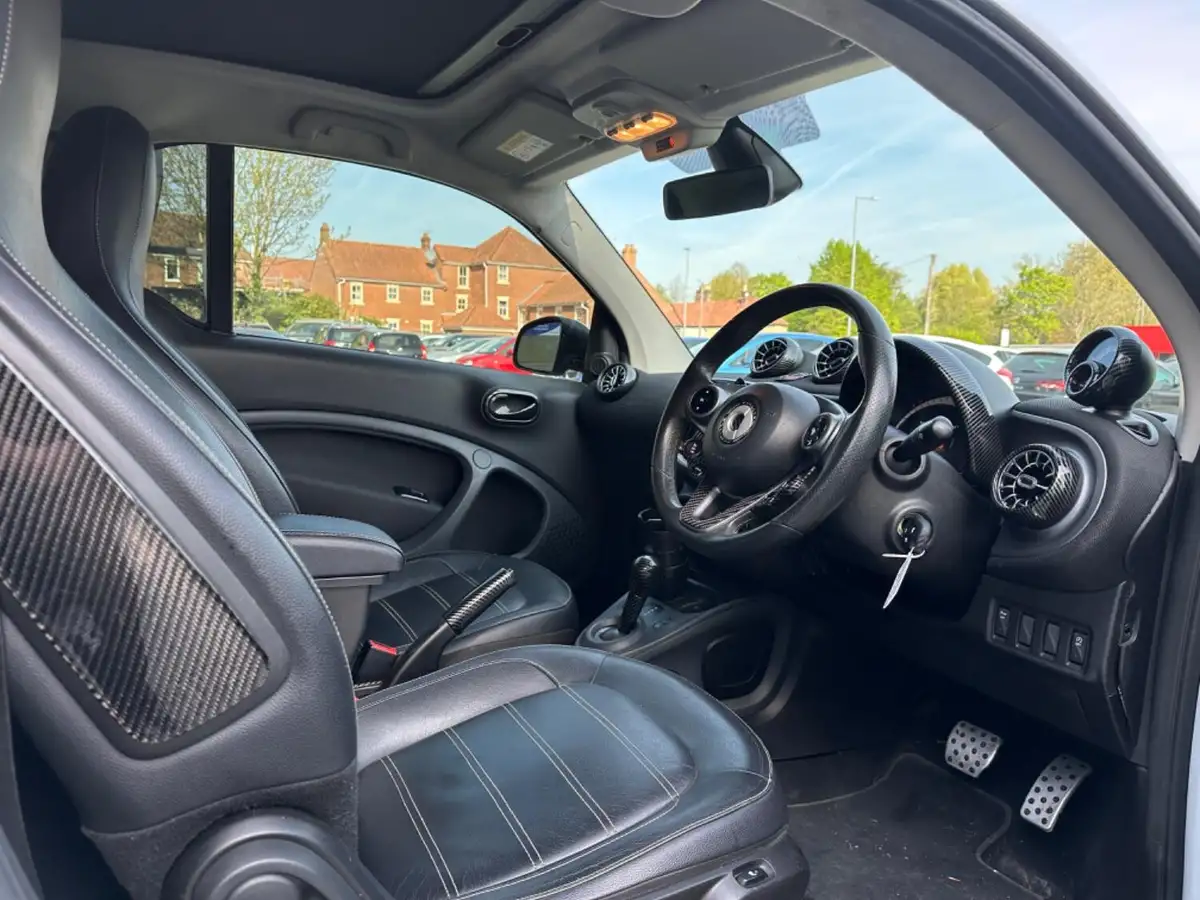2017-smart-fortwo-09-edition-white-twinamic-big-4