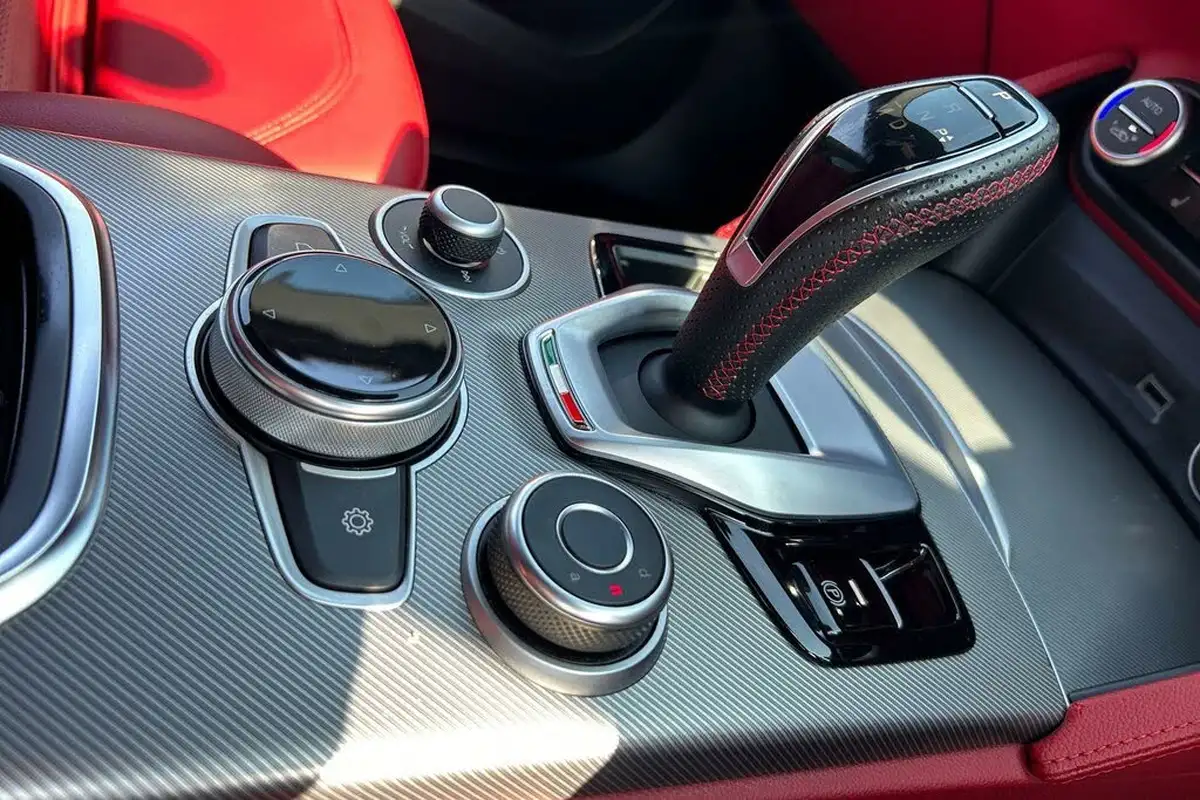 2021-alfa-romeo-stelvio-20-veloce-big-20