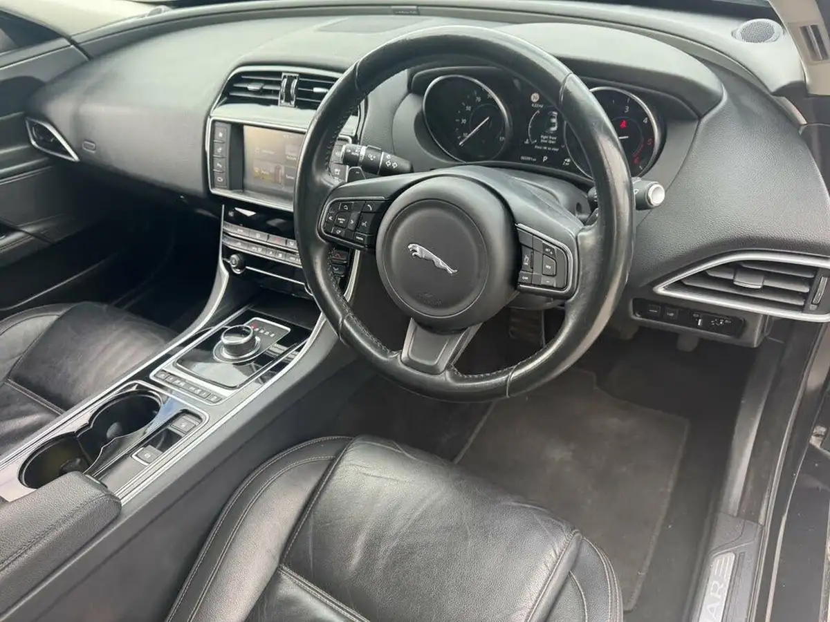 2017-jaguar-xe-20d-prestige-180ps-1999cc-auto-big-9