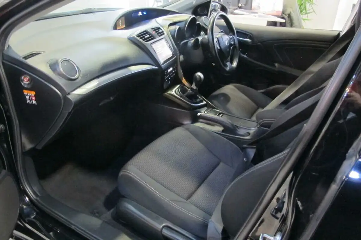 2016-honda-civic-14-i-vtec-se-plus-navi-big-2