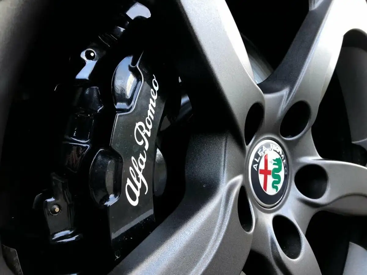 2018-alfa-romeo-giulia-20-veloce-big-19