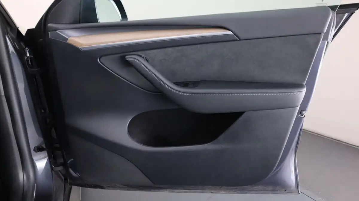 2022-tesla-model-y-e-long-range-big-15