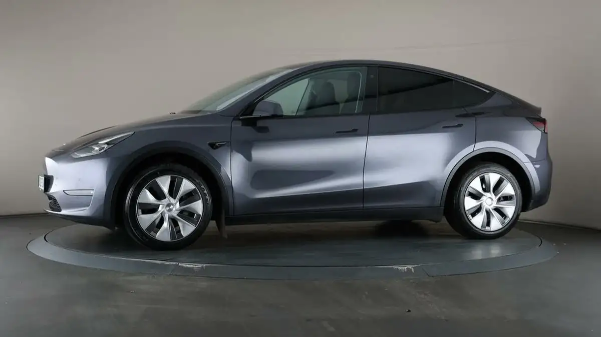 2022-tesla-model-y-e-long-range-big-32