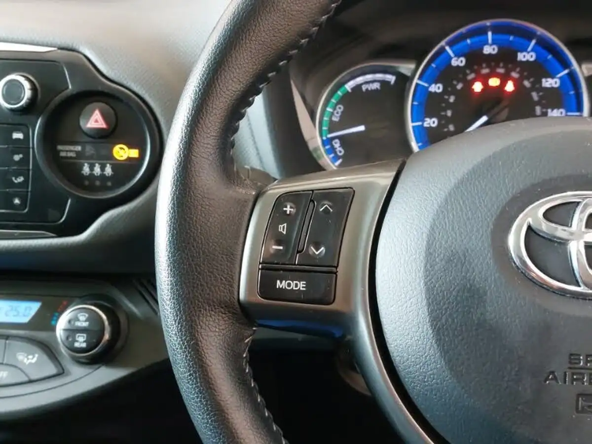 2015-toyota-yaris-15-vvt-i-sport-hybrid-big-16