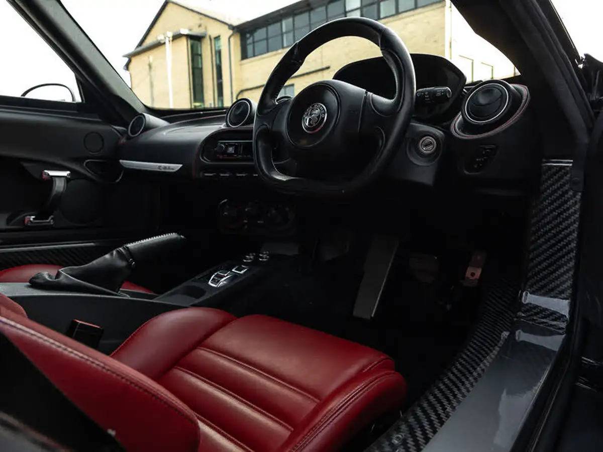 2017-alfa-romeo-4c-18-tbi-big-2