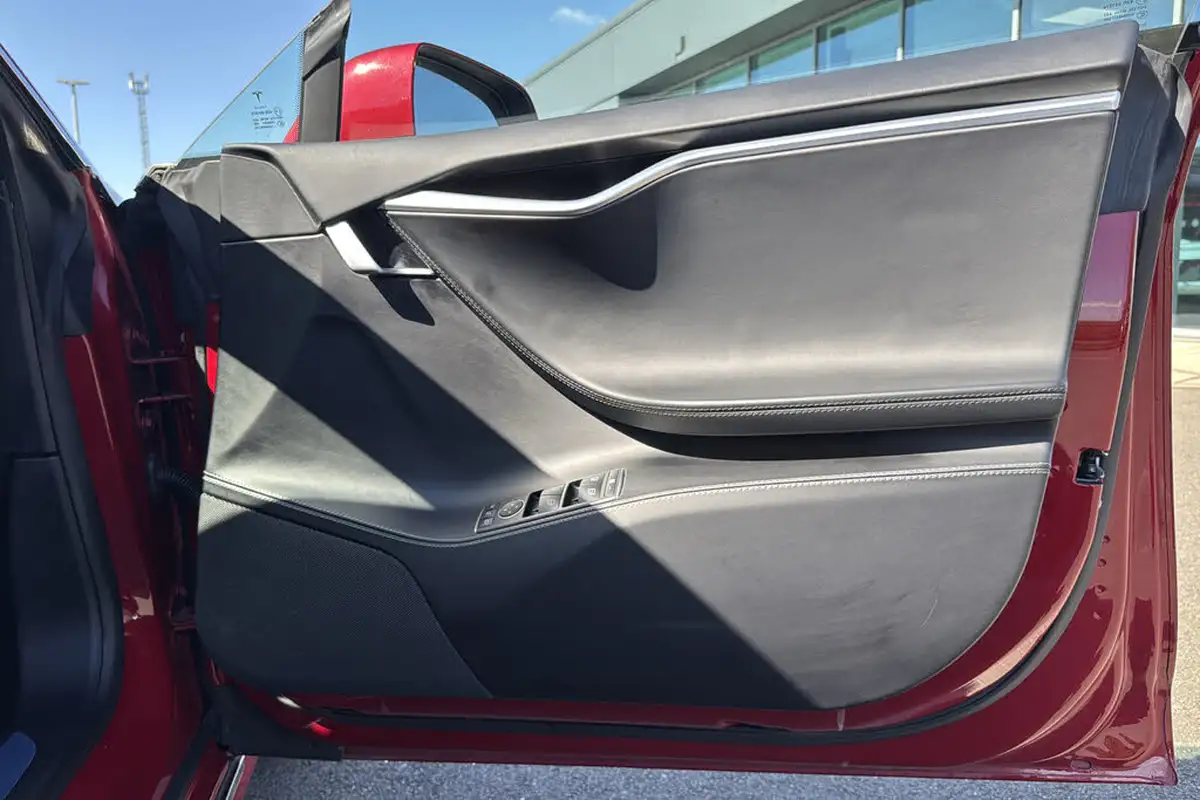 2018-tesla-model-s-e-75d-big-23