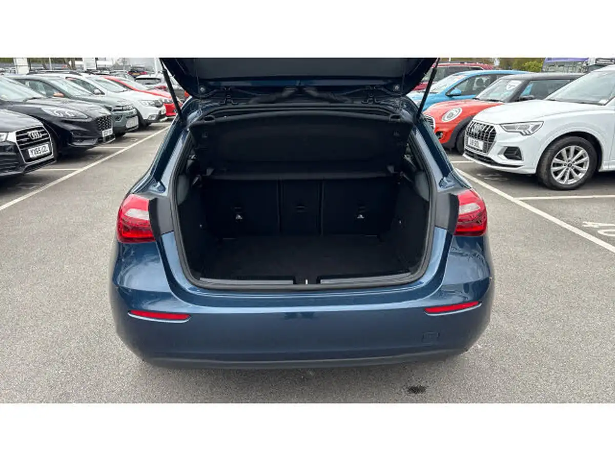 2021-mercedes-benz-a-class-13-a180-se-7g-dct-big-3