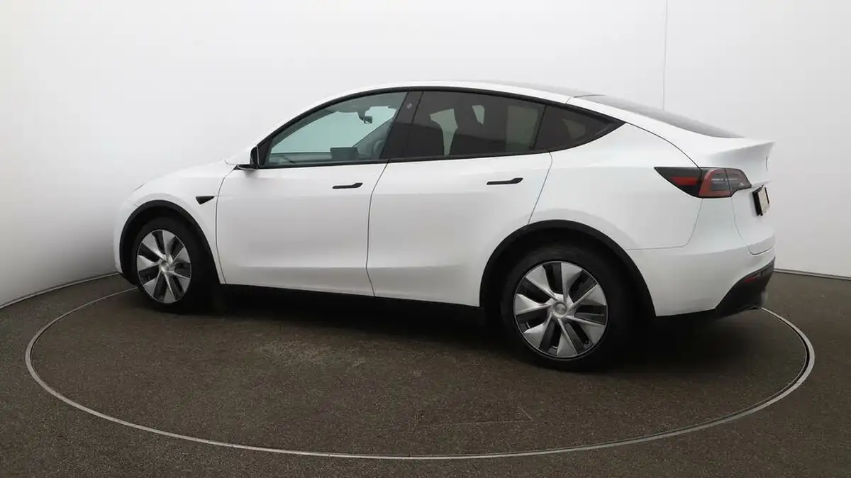 2022-tesla-model-y-e-long-range-big-40