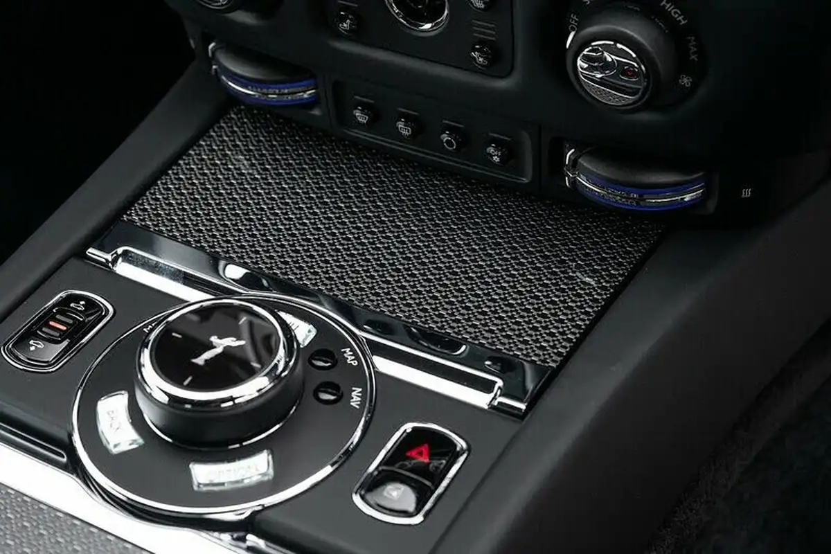 2021-rolls-royce-wraith-66-black-badge-big-21
