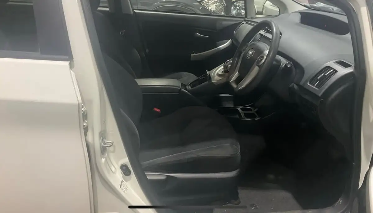 2014-toyota-prius-big-5