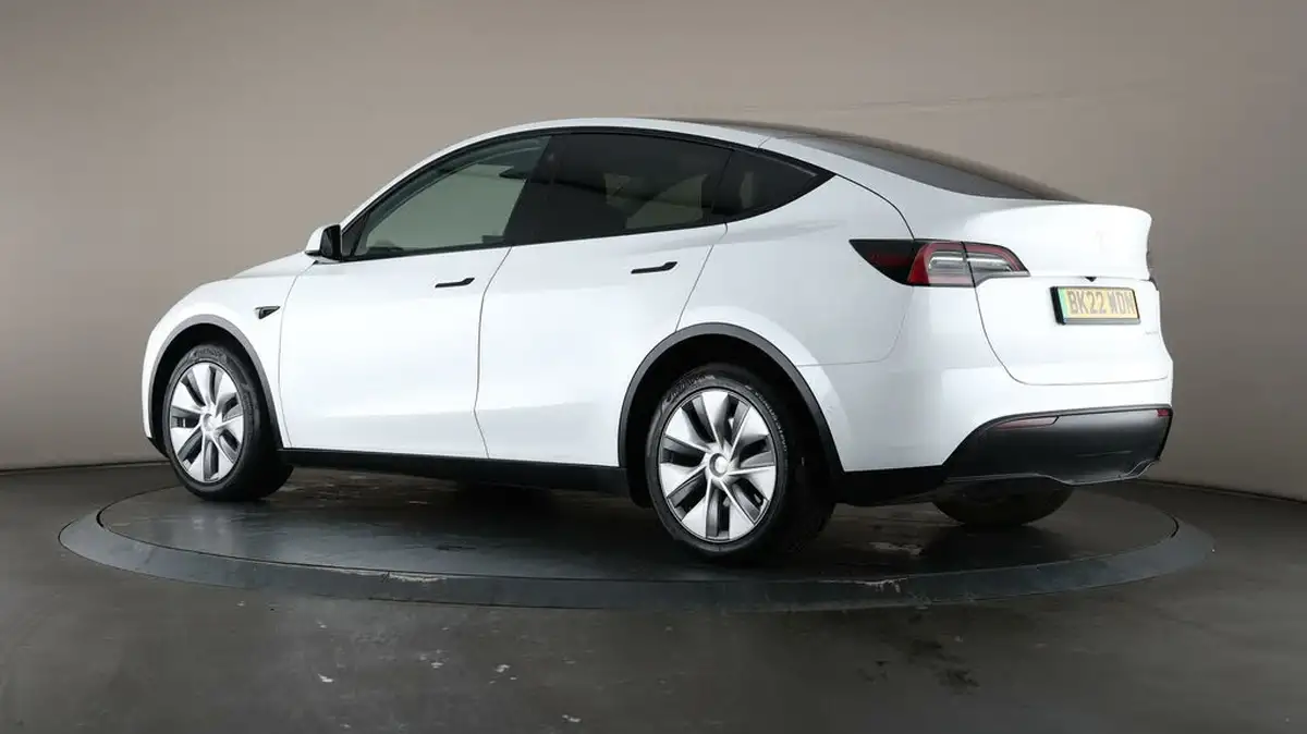 2022-tesla-model-y-e-long-range-big-65