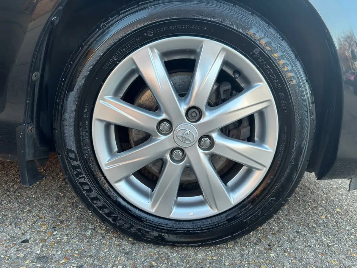2014-toyota-yaris-15-vvt-i-icon-hybrid-big-63