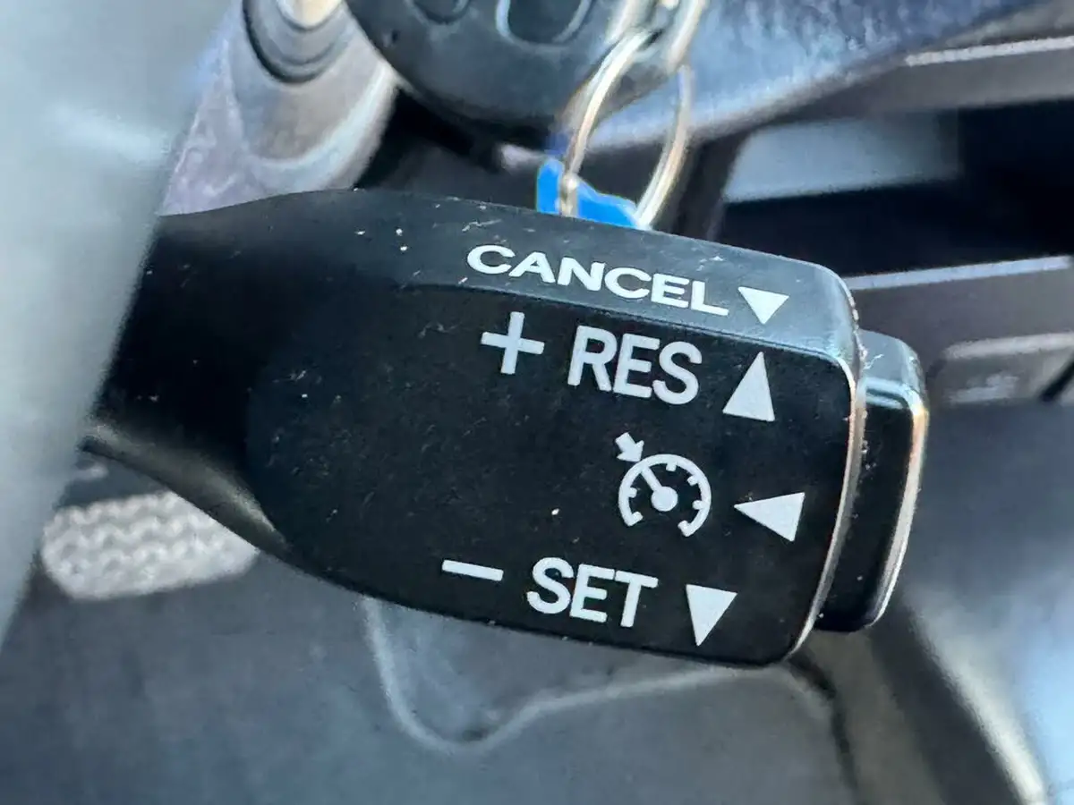 2014-toyota-yaris-15-vvt-i-icon-hybrid-big-35
