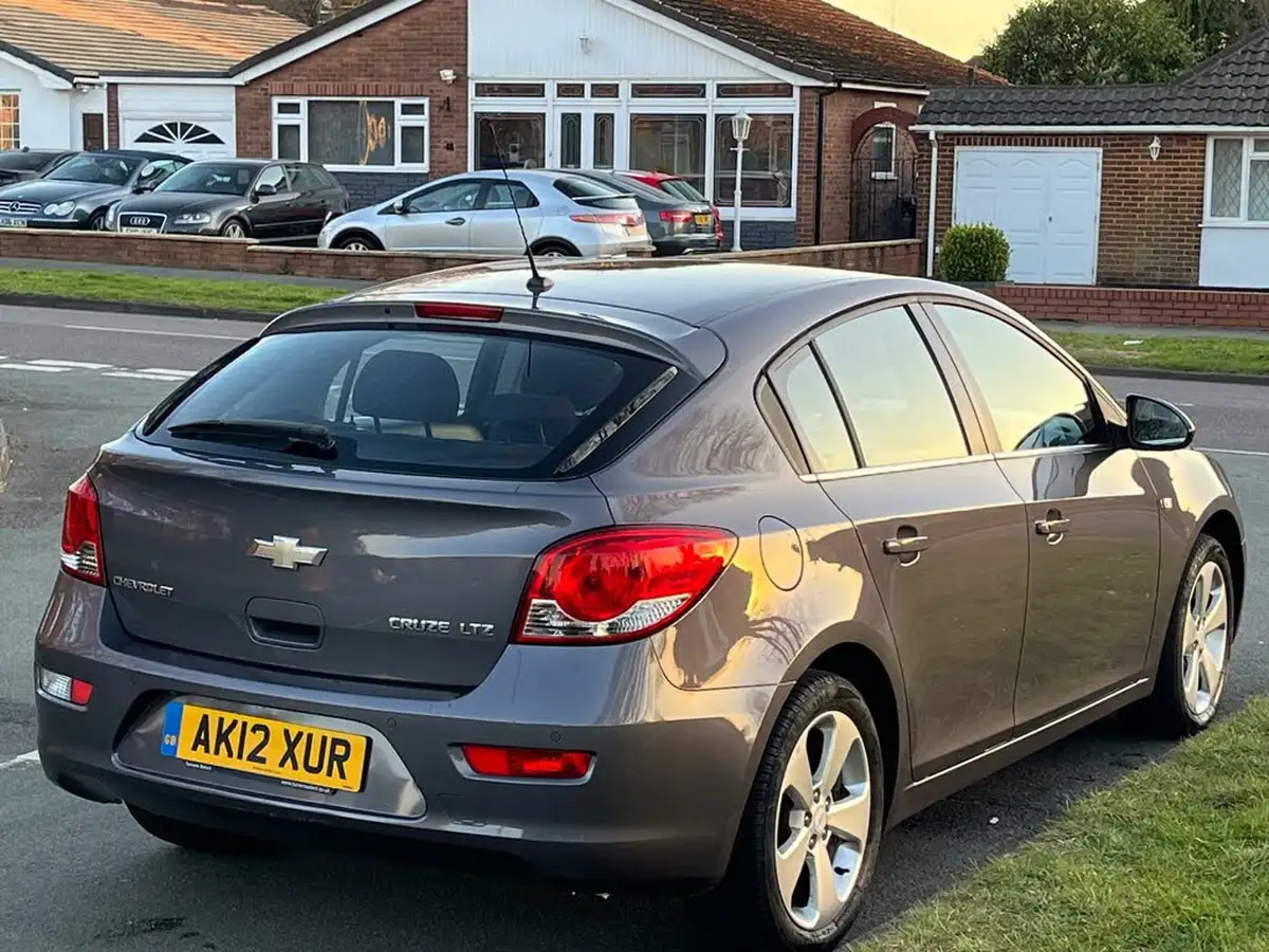 2012-chevrolet-cruze-18-ltz-auto-big-2