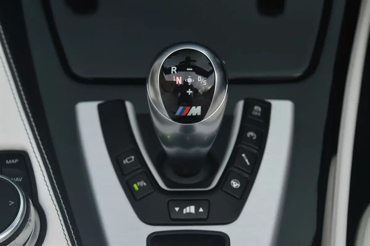 2017-bmw-6-series-44-m6-ss-convertible-2d-big-24