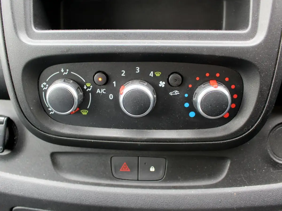 2021-renault-trafic-20dci-ll30-energy-120-business-panel-big-33