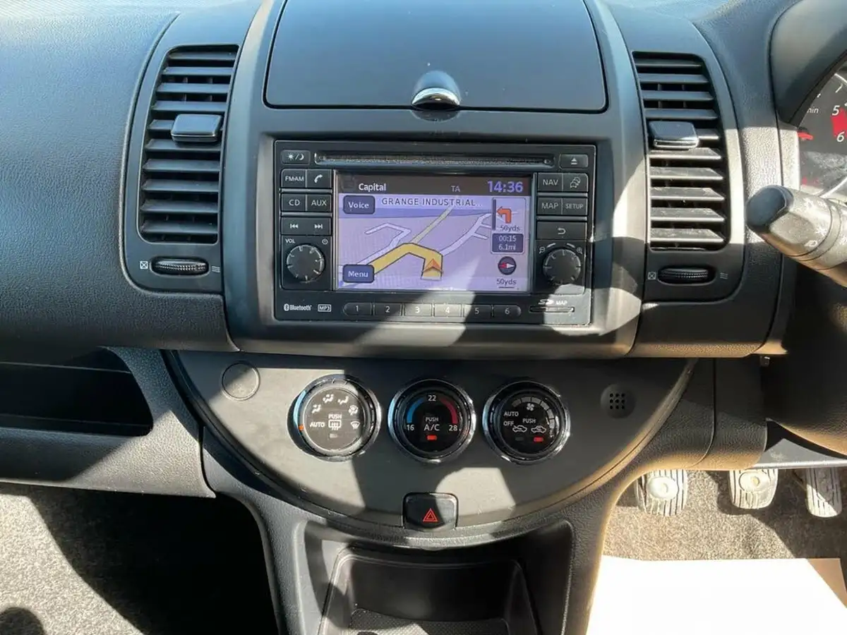 2012-nissan-note-15td-n-tec-big-17
