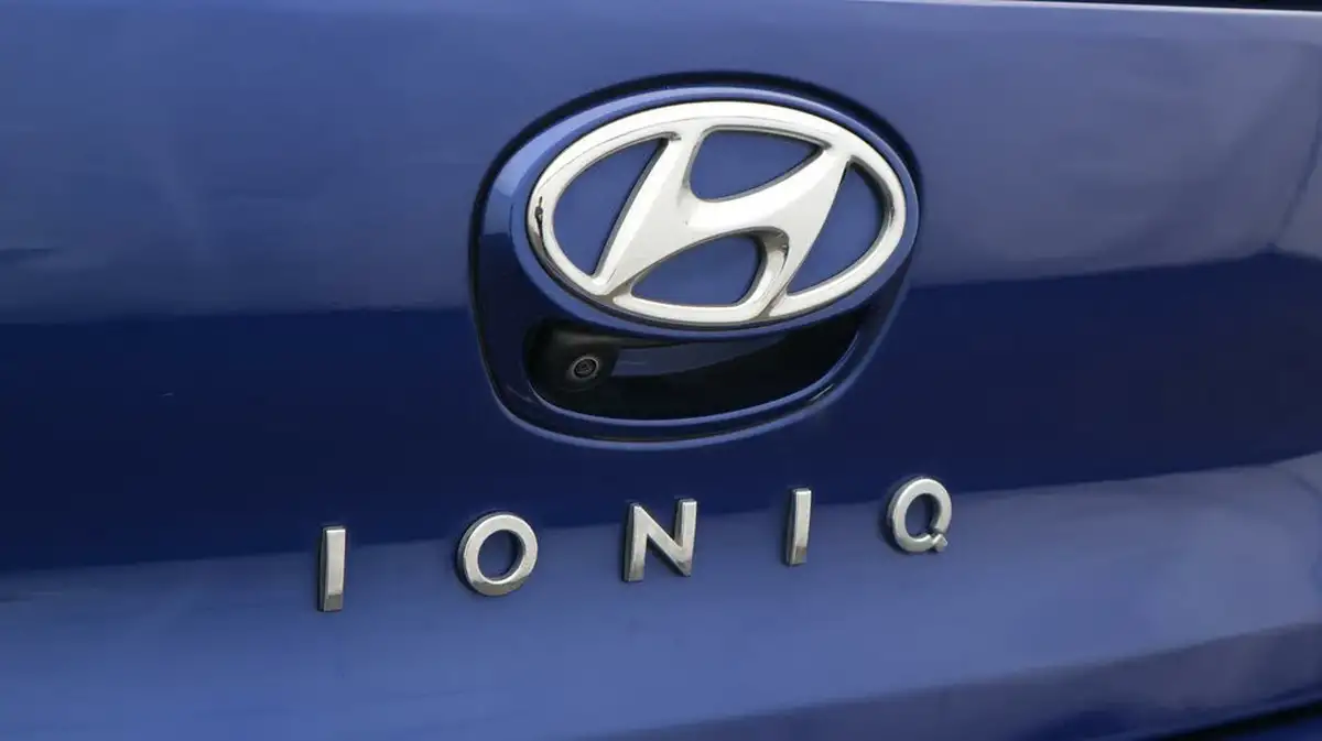 2022-hyundai-ioniq-e-premium-electric-big-21
