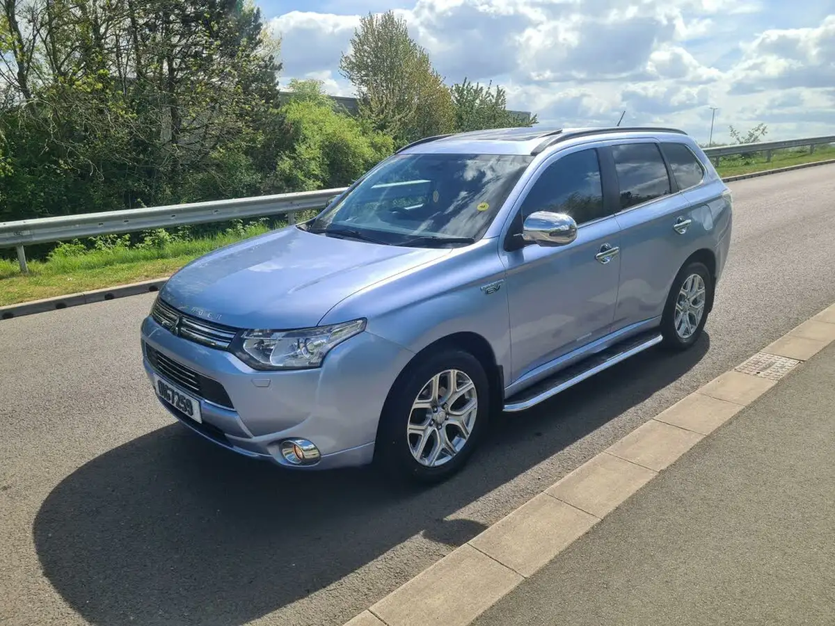 2015-mitsubishi-outlander-20-gx4h-phev-big-19