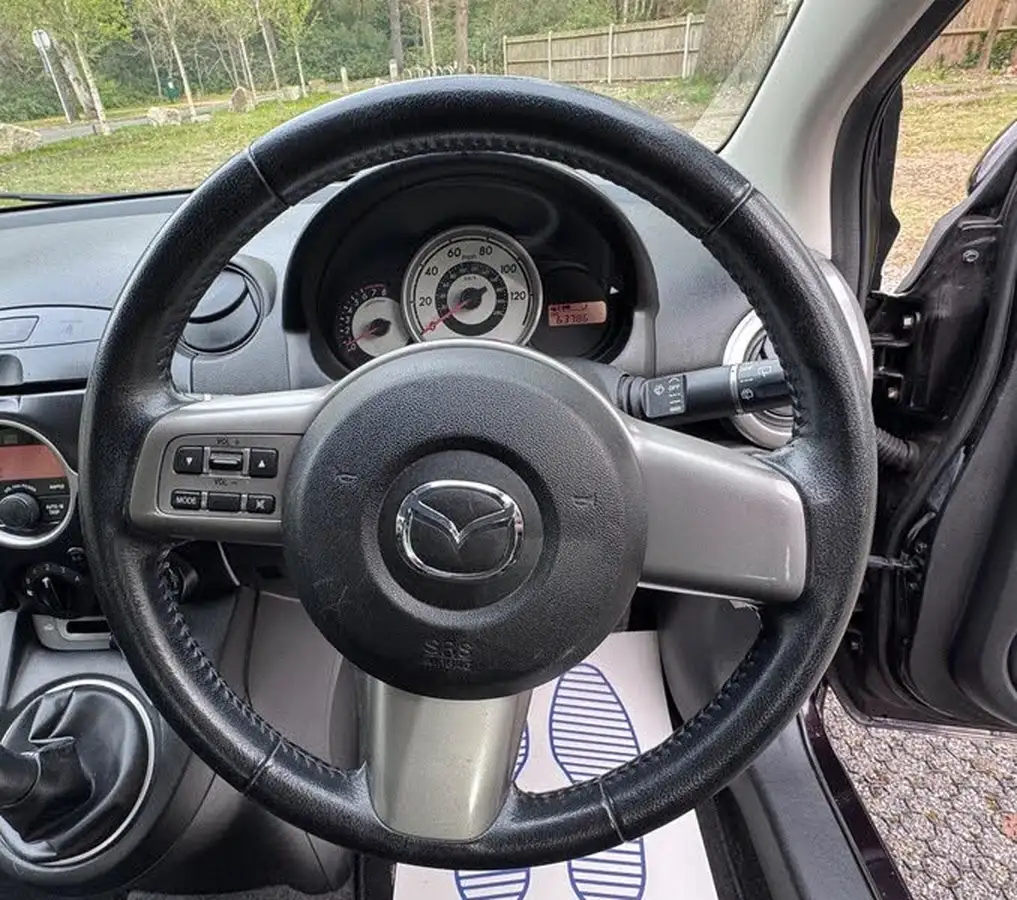2010-mazda-mazda2-13-tamura-5d-big-15