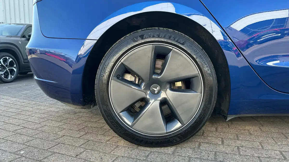 2021-tesla-model-3-e-long-range-awd-big-18