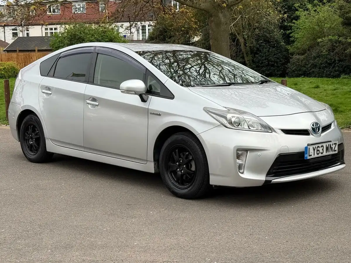 2014-toyota-prius-big-14