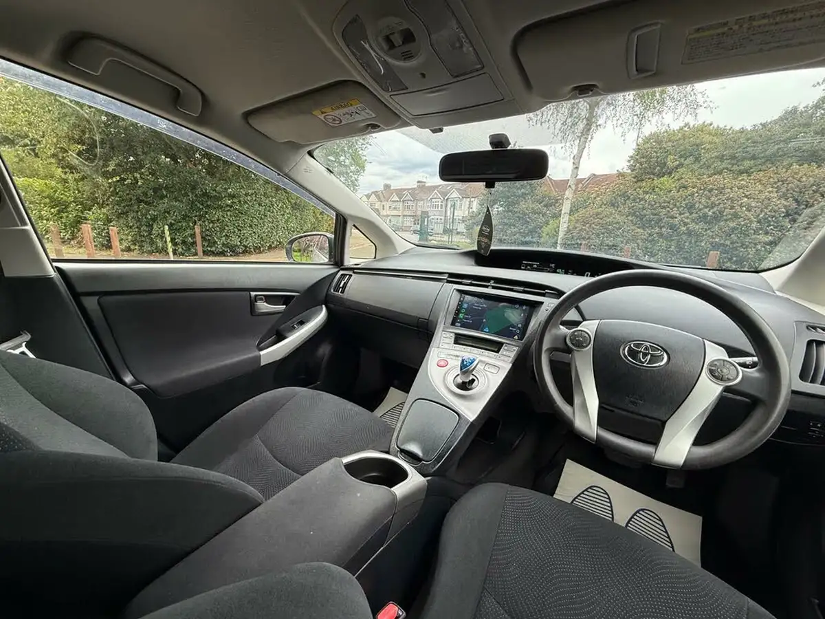 2014-toyota-prius-big-38