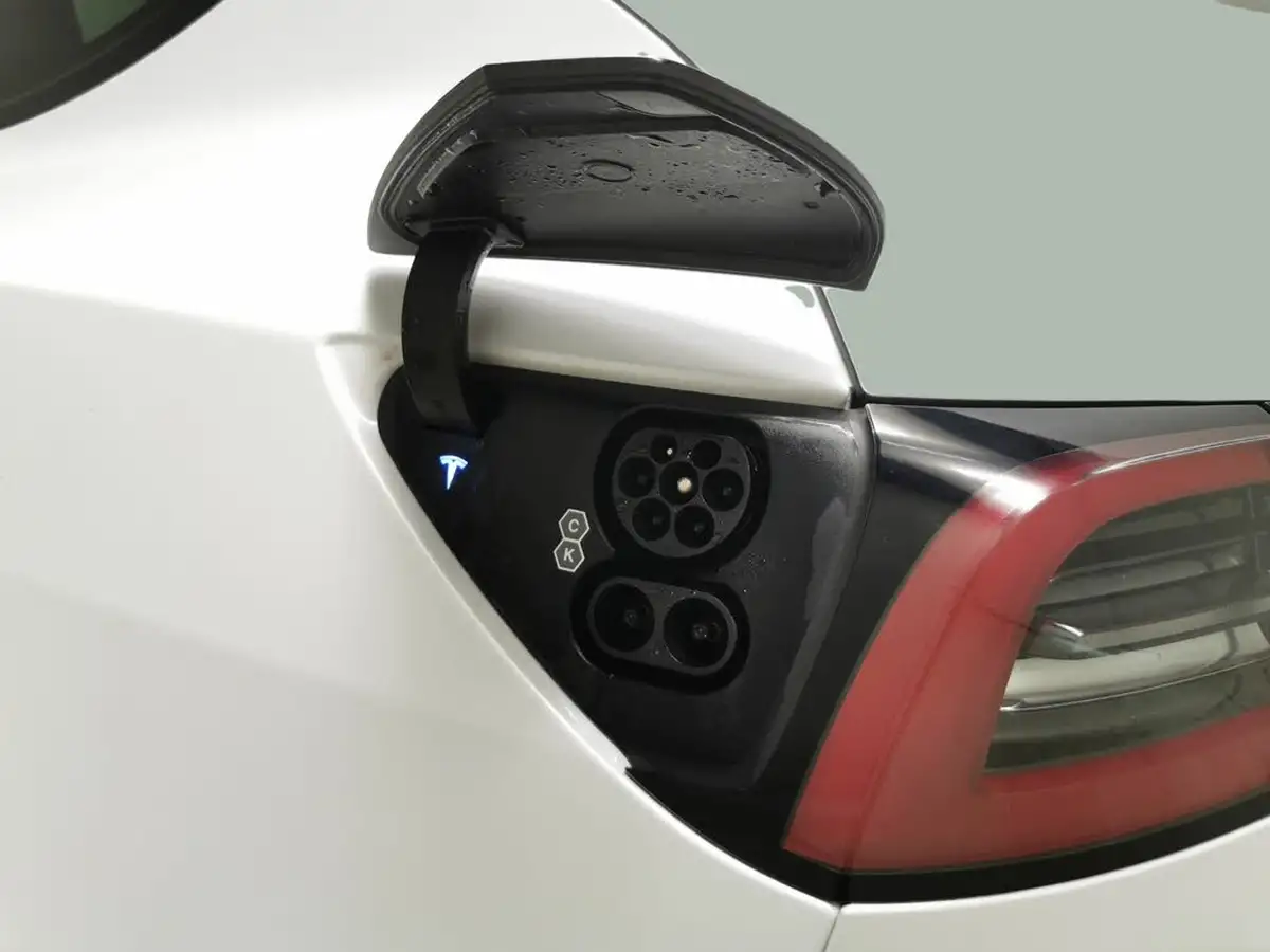 2023-tesla-model-y-e-rwd-big-32