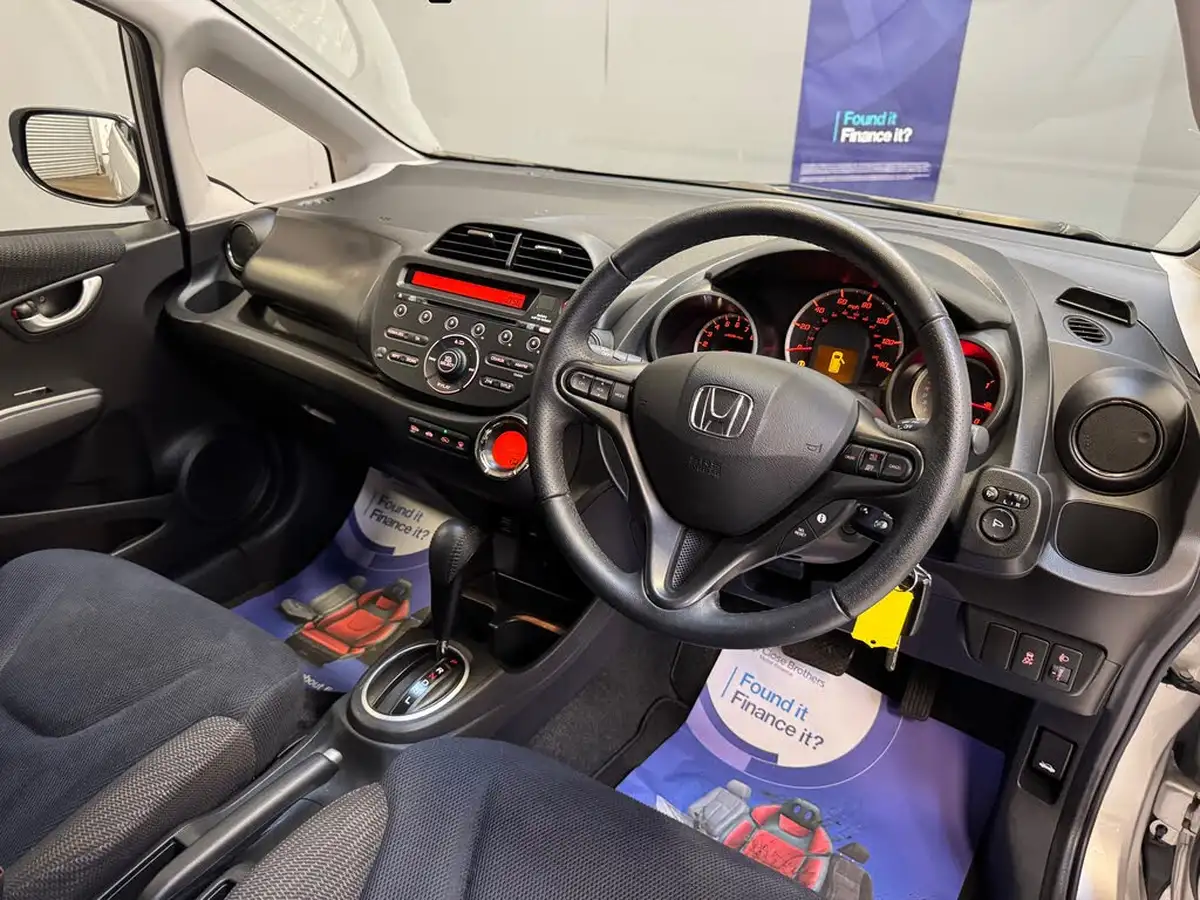 2014-honda-jazz-14-es-plus-cvt-big-11