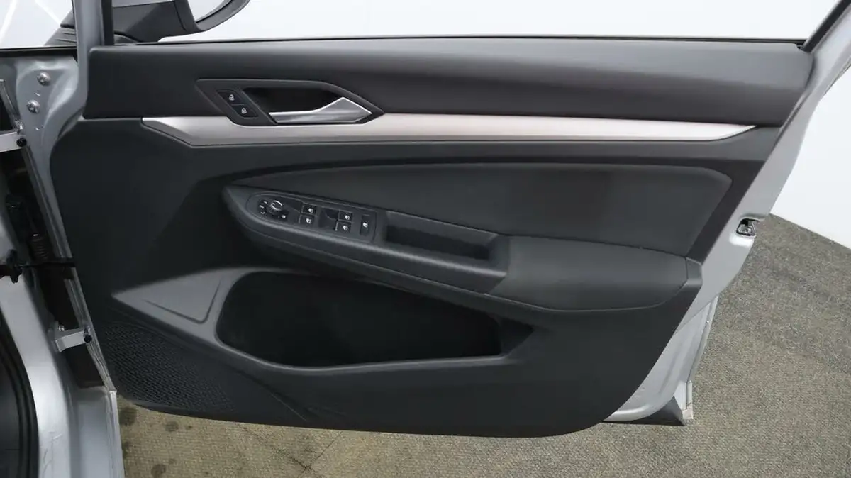 2021-volkswagen-golf-10-etsi-life-hatchback-big-14
