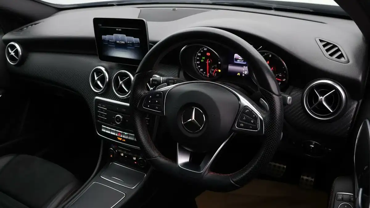 2017-mercedes-benz-a-class-16-a200-amg-line-ss-7g-dct-big-8