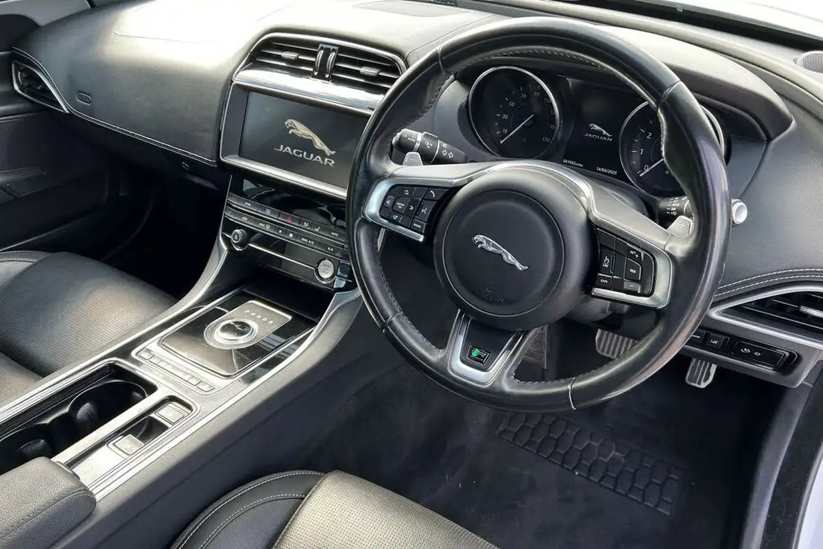 2018-jaguar-xe-20i-r-sport-200ps-1997cc-big-5