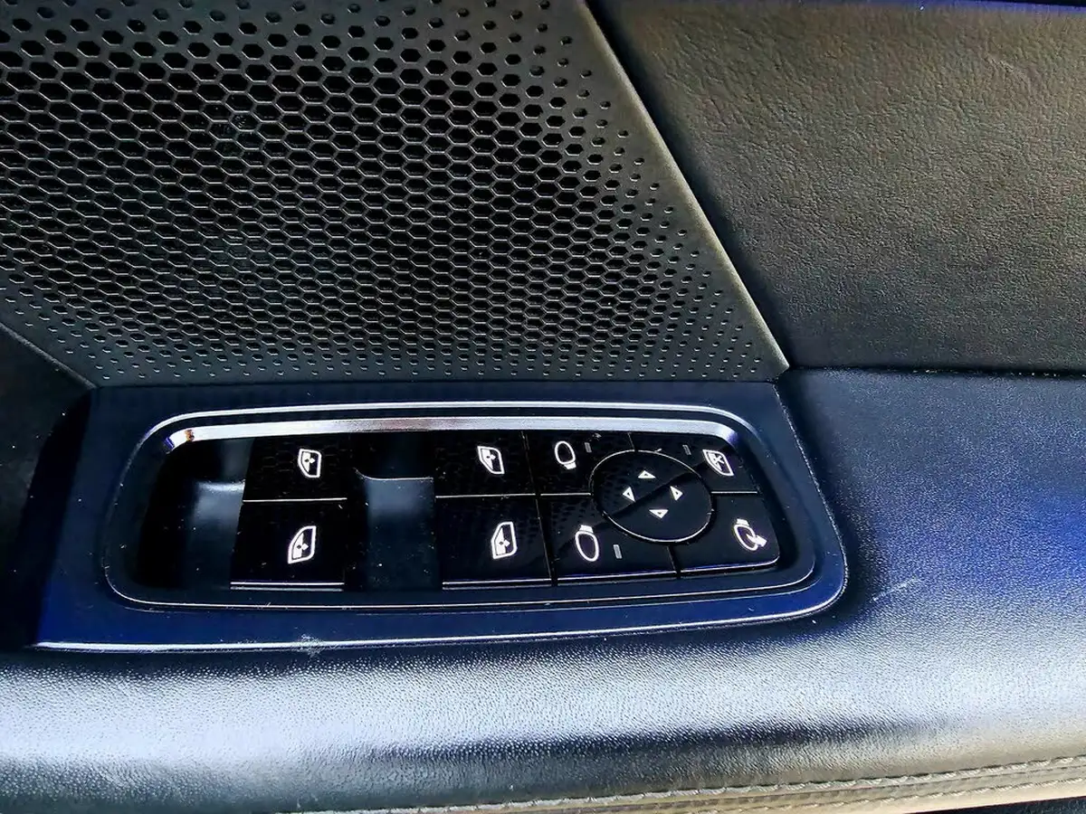 2020-porsche-taycan-e-turbo-big-37