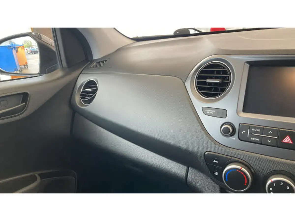 2020-hyundai-i10-10-play-big-12