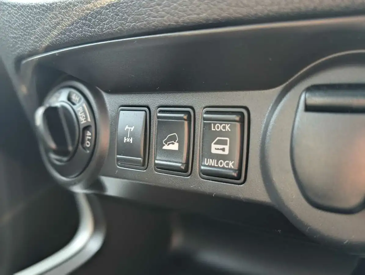 2016-nissan-np300-navara-23dci-tekna-big-16