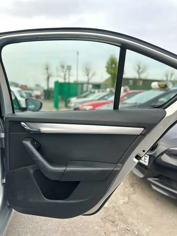 2015-skoda-octavia-16tdi-elegance-hatchback-dsg-big-12
