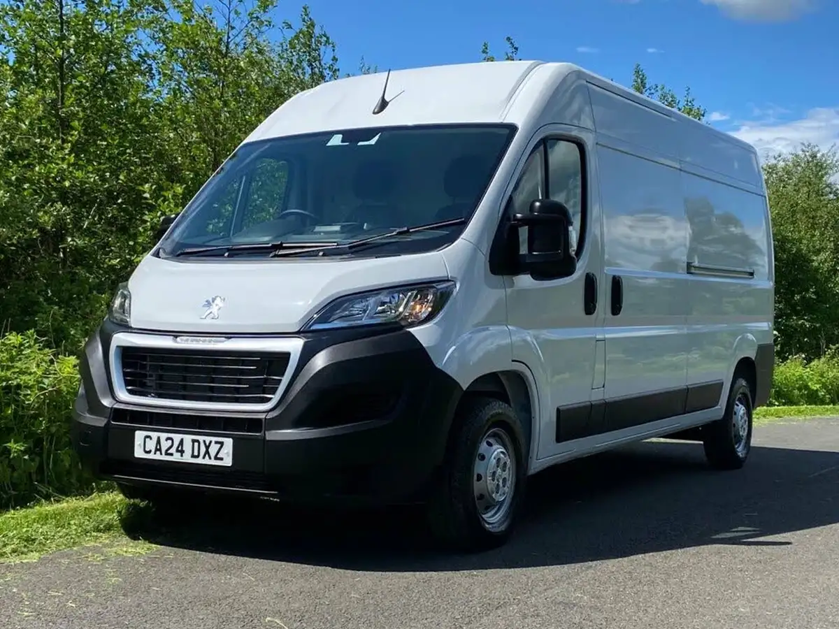 2024-peugeot-boxer-22-bluehdi-professional-premium-335-l3h2-panel-big-23