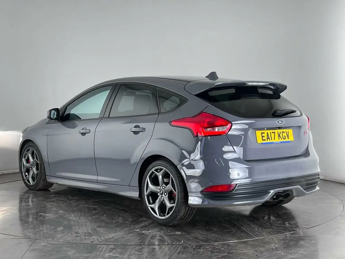 2017-ford-focus-20t-st3-hatchback-big-2