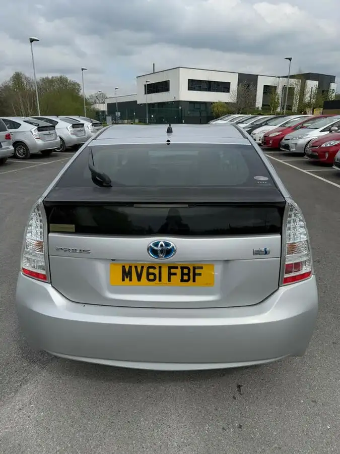 2011-toyota-prius-big-10